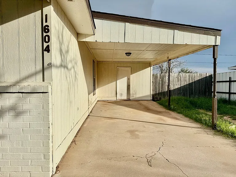 1604 E Pine Ave — Photo 2