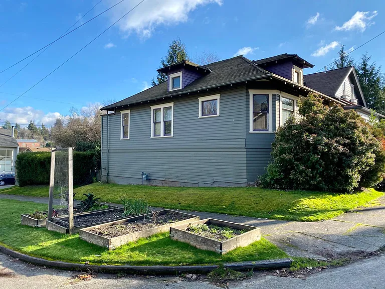 432 Dewey Pl E — Photo 2