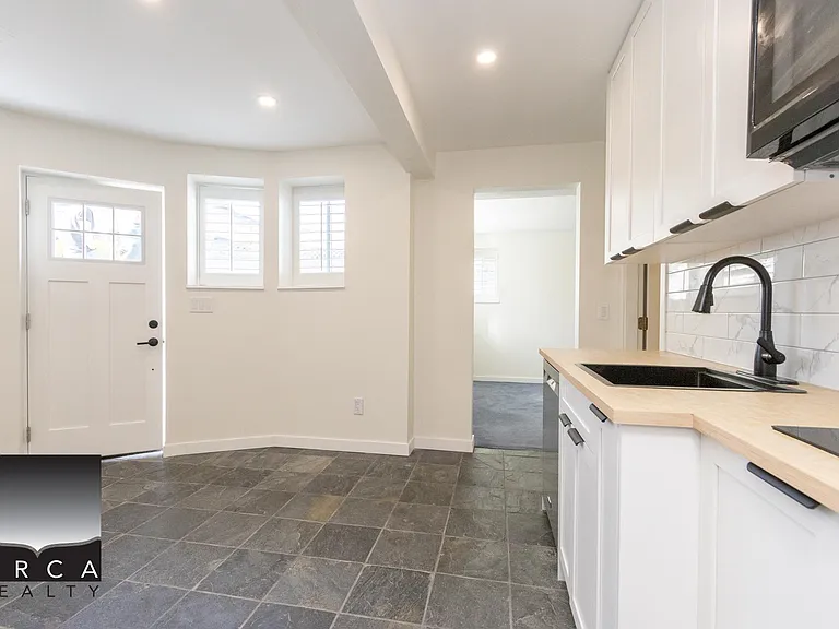 1864 Walnut Cres — Photo 17