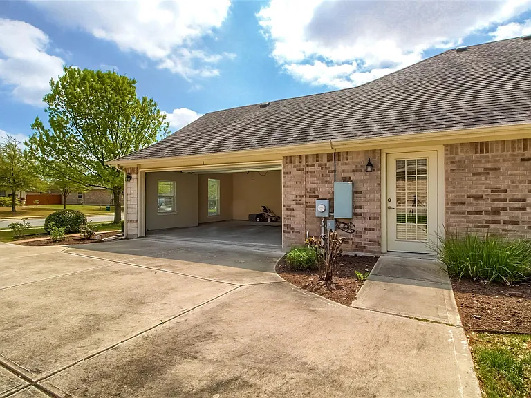 18720 Royal Pointe Dr — Photo 35
