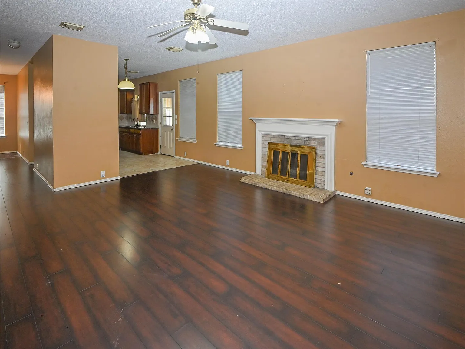 4 bed, 2.5 bath, 2450 sqft, $2,250 — Photo 4
