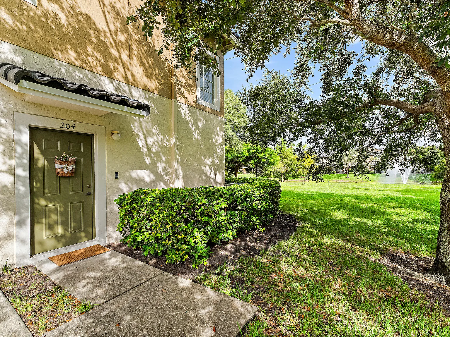 3 bed, 2.0 bath, 1458 sqft, $2,300 — Photo 2