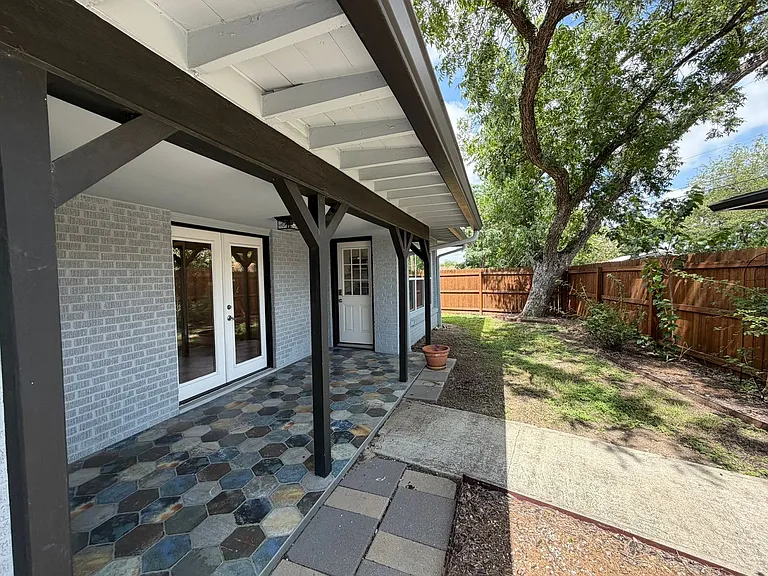 2555 W Kings Hwy — Photo 21
