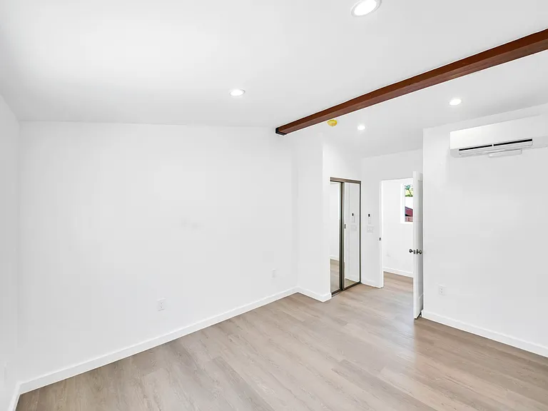 4059 1/2 S Hoover St #4059-1/2 — Photo 5