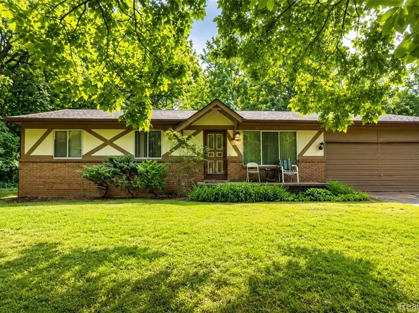 555 Tomahawk Trl, Highland, MI 48357