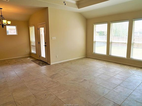 3rd image of 2523 Kinnersley Ln