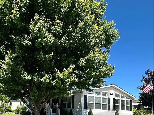 8 Emerald Ln, Olmsted Falls, OH 44138