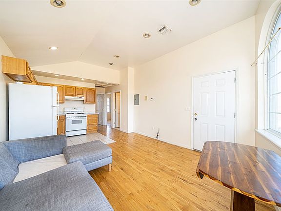 4th image of 241 Laidlaw Ave