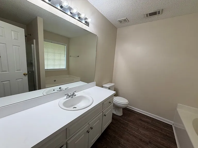 211 Ravenwood Ct — Photo 16