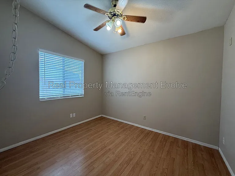 513 E Wickieup Ln — Photo 9