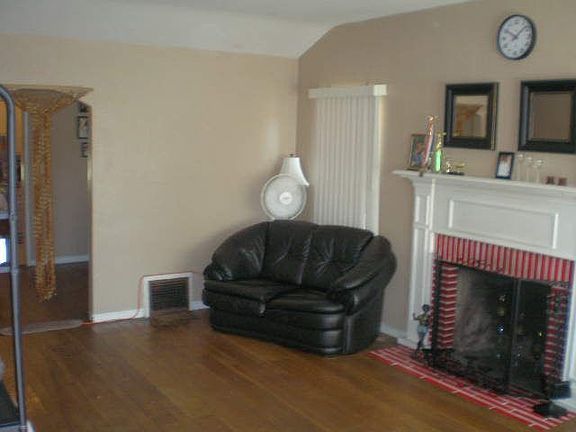 livingroom w/ fireplace