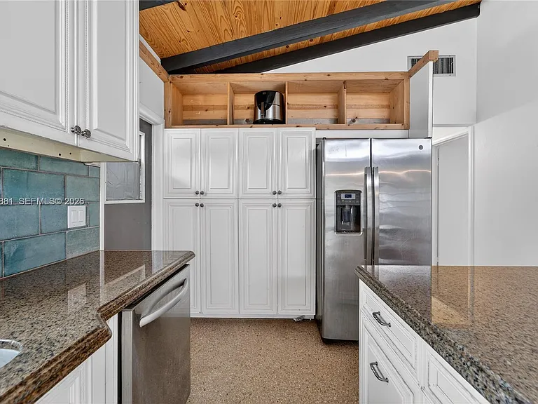 607 Coconut Ave N — Photo 10