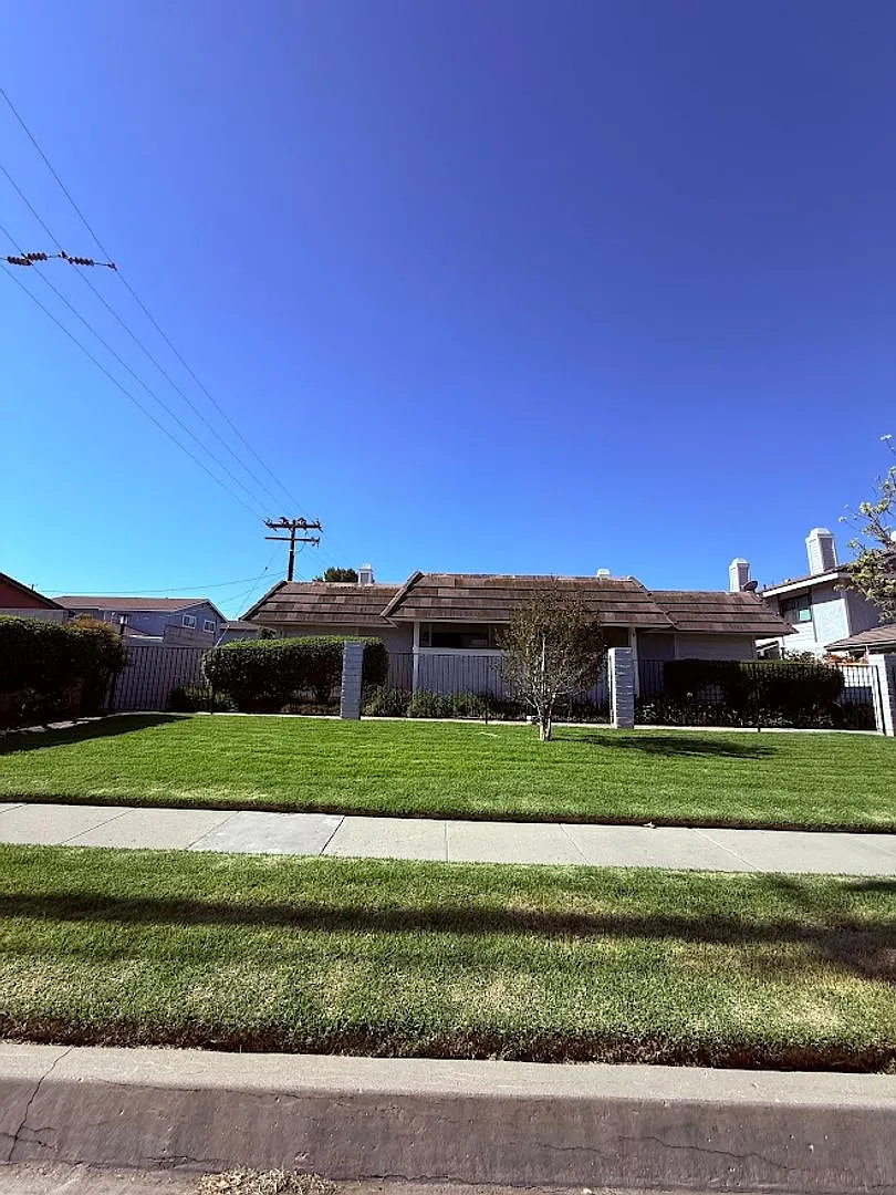 Beautiful 3 Bedroom, 2 Bathroom, Simi Valley Condominium, Ready for Move-In! — Photo 1