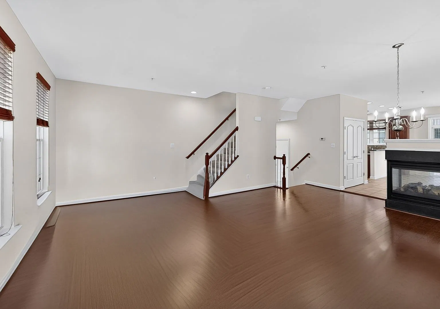 End Unit Luxury 3Bed + 2 full/2 Half TH! Two Car Garage parking — Photo 3