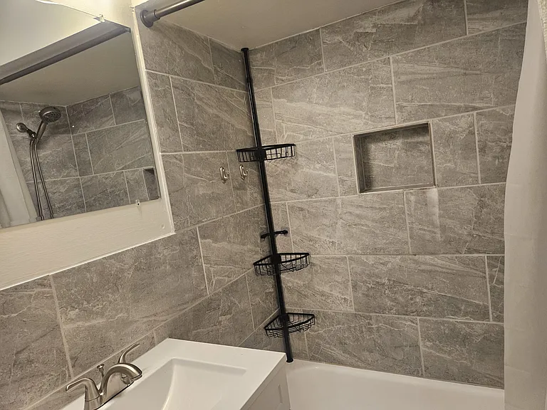 1285 W Clifton Blvd #6 — Photo 3