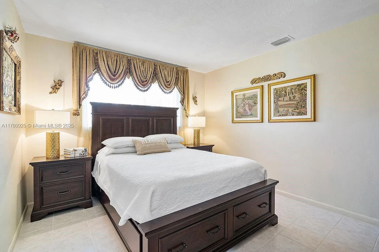 3 bed, $5,700 — Photo 4