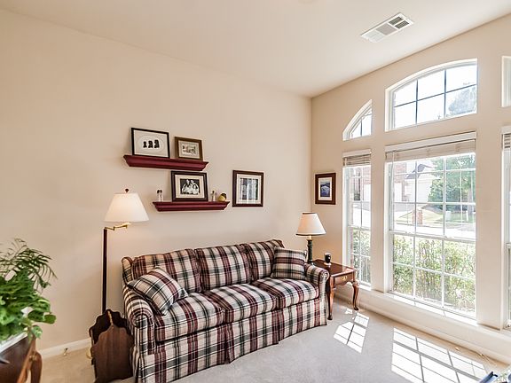 5th image of 604 Cresthaven Dr