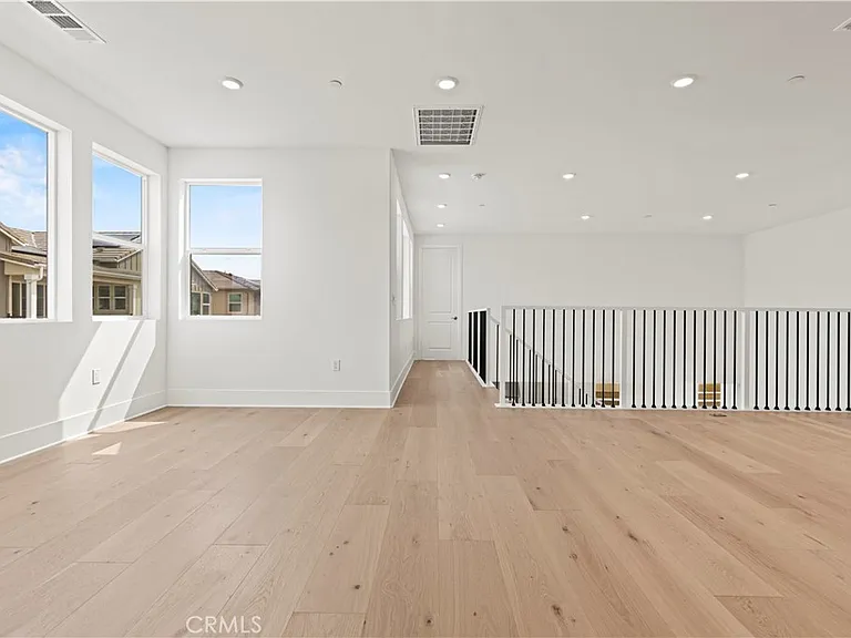 402 Shrike — Photo 40