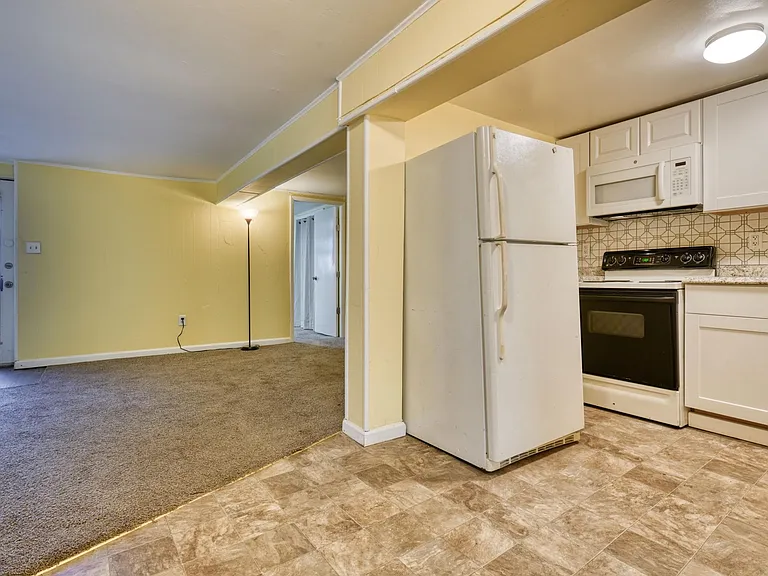327 E University Pkwy #B — Photo 11