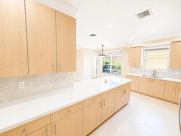 740 SW 191st Ave — Photo 5