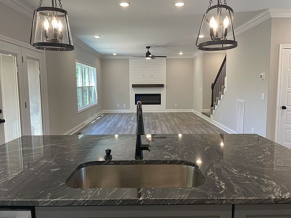 3rd image of 562 Pongracz Way