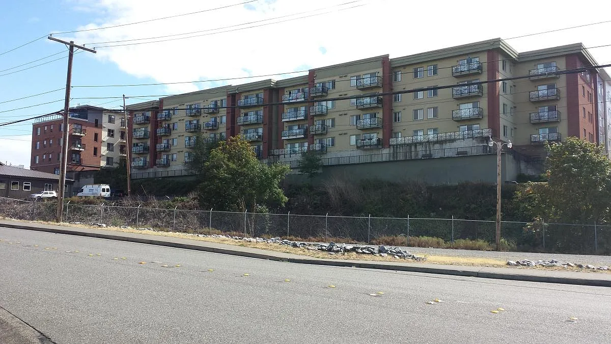 1015 Railroad Ave — Photo 4
