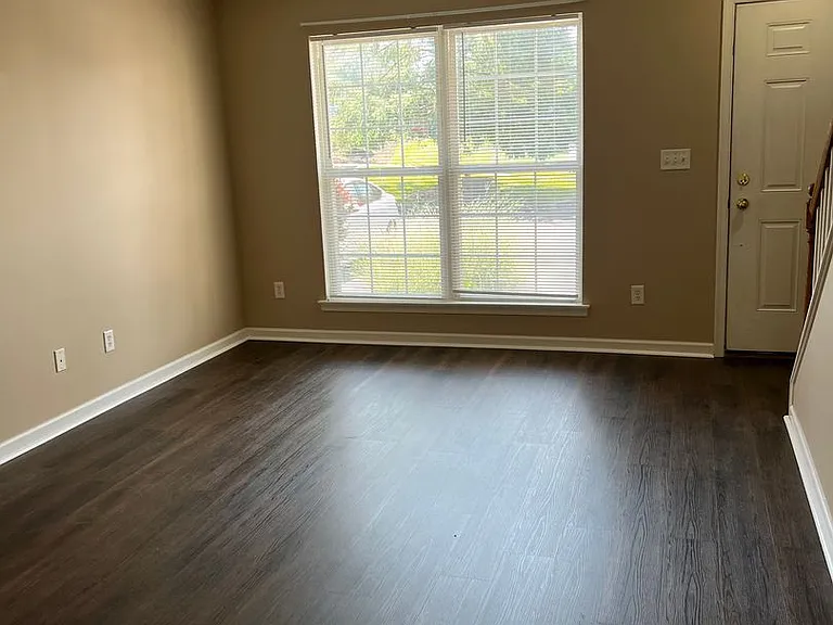 18-21 Eastwick Ln — Photo 4