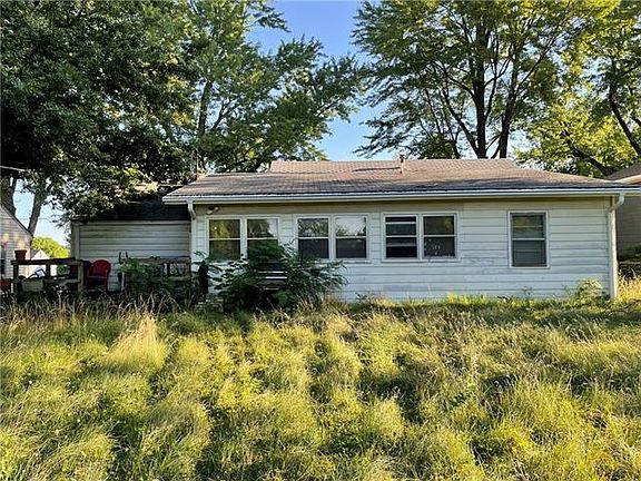 3rd image of 2711 Yates Ave