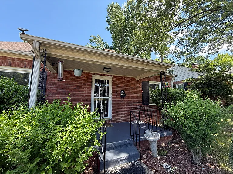 324 E Peterson Dr — Photo 4