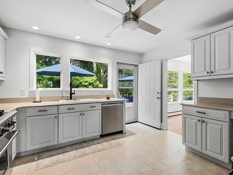 19 Peconic Ave — Photo 12