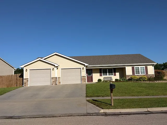 900 Highland Ridge Dr — Photo 1