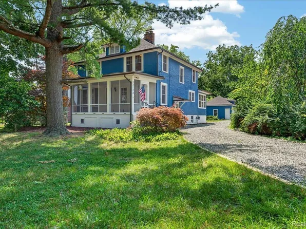 27108 E River Rd, Grosse Ile, MI 48138