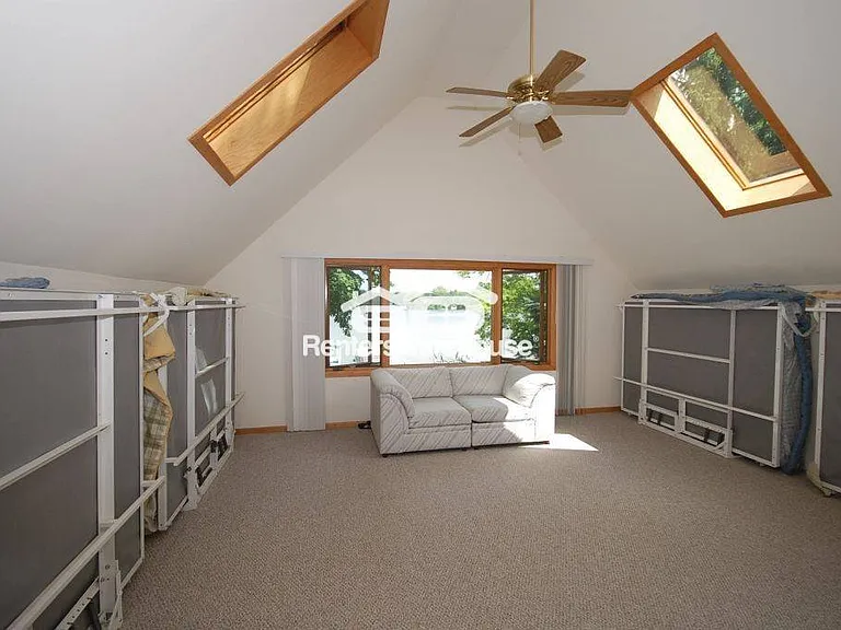 2310 N Lake Dr — Photo 5