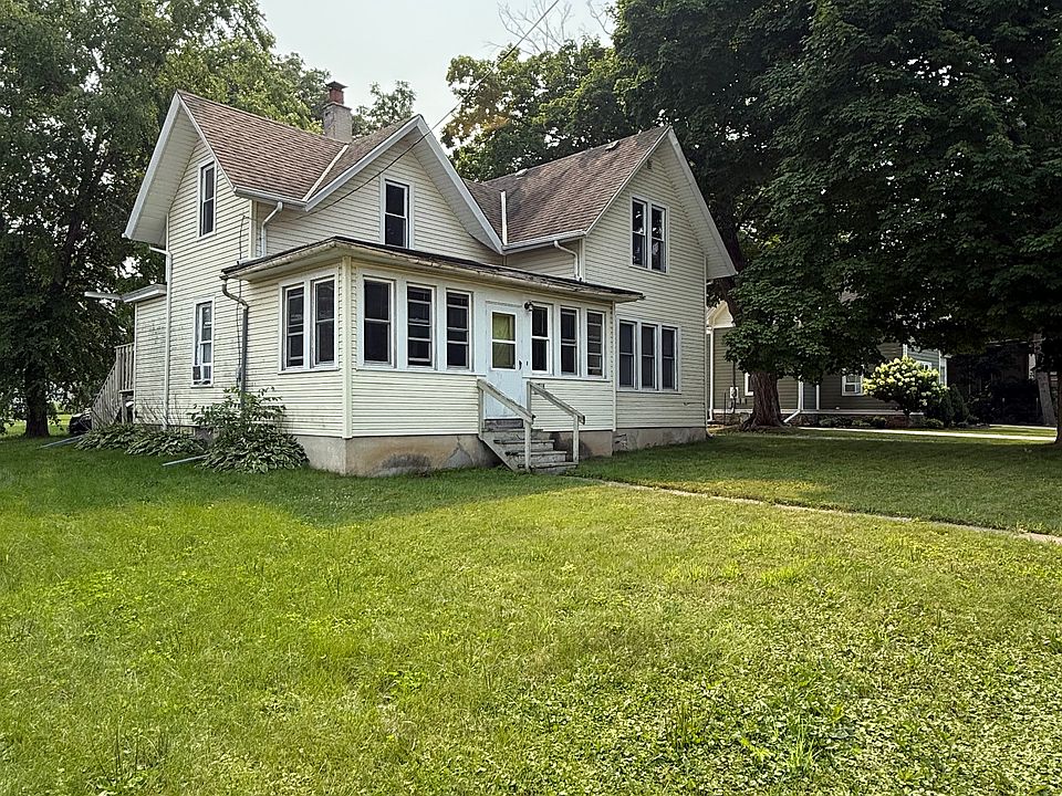 Duplex with upper and lower flat. The upper unit is for rent. Steps in back go up to a small deck and inside.