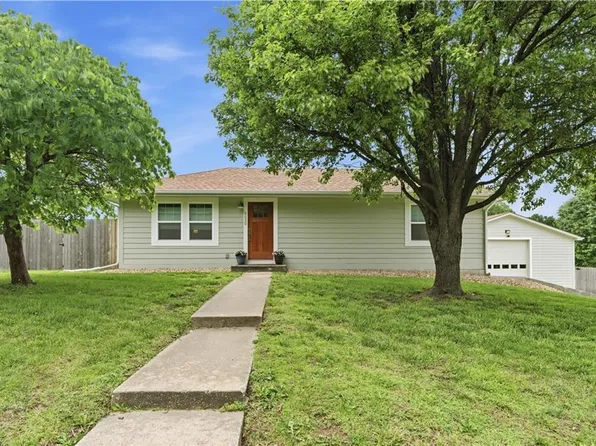 8630 Hilltop Rd, De Soto, KS 66018