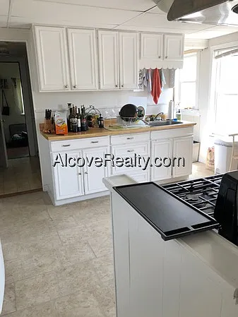 4 bed, 1.0 bath, 1200 sqft, $4,400 — Photo 3