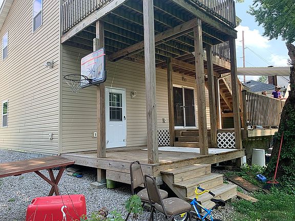 Back bottom level deck 