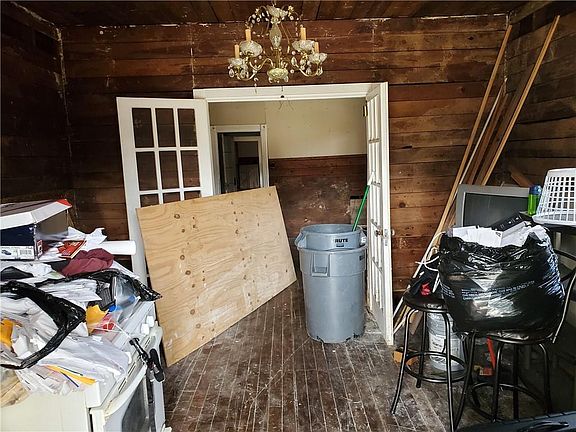 2nd image of 2537 Lavender St