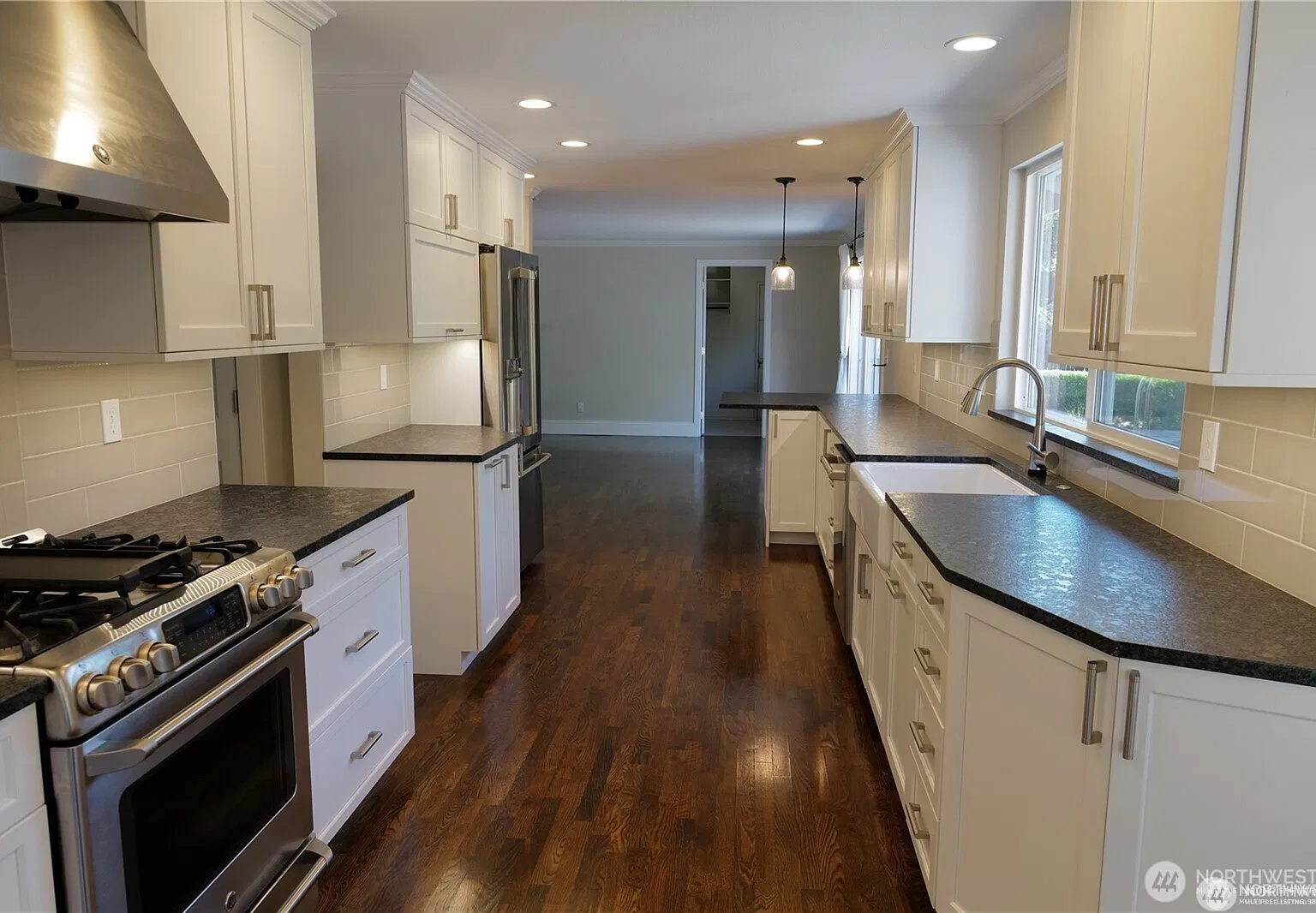 3 bed, 2.0 bath, 1860 sqft, $4,200 — Photo 4