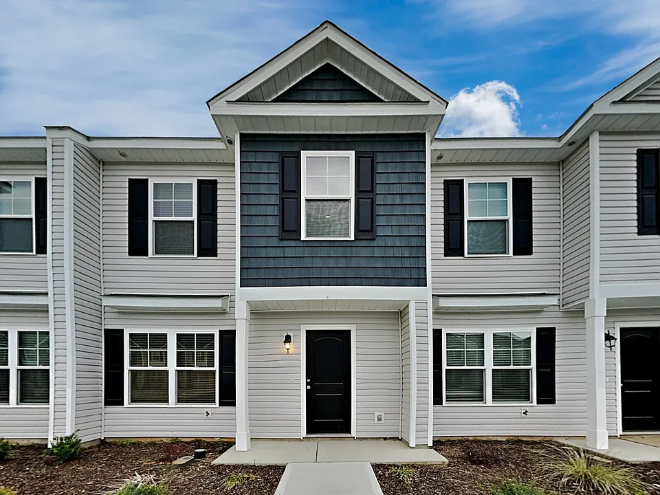 32 Red Robin Ct