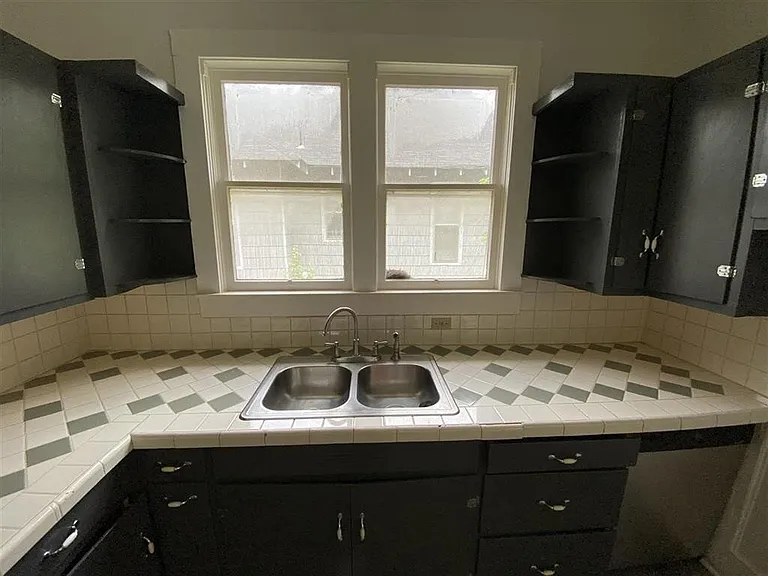 529 W Oak Ave — Photo 8