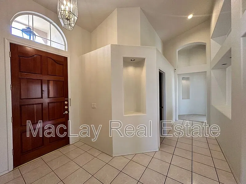 4 bed, 2.0 bath, 2294 sqft, $2,700 — Photo 2