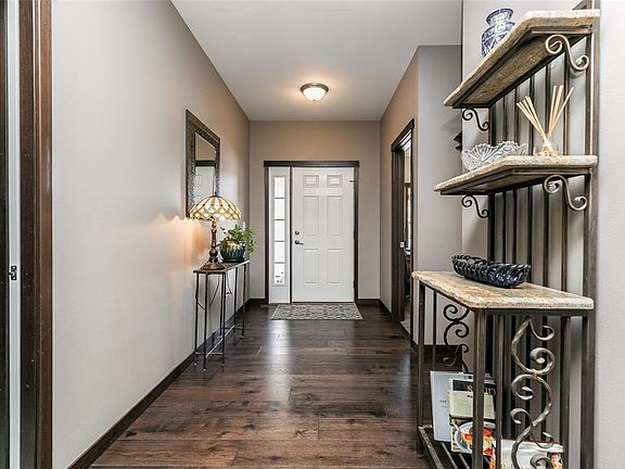 3rd image of 504 Majestic Oak Ct