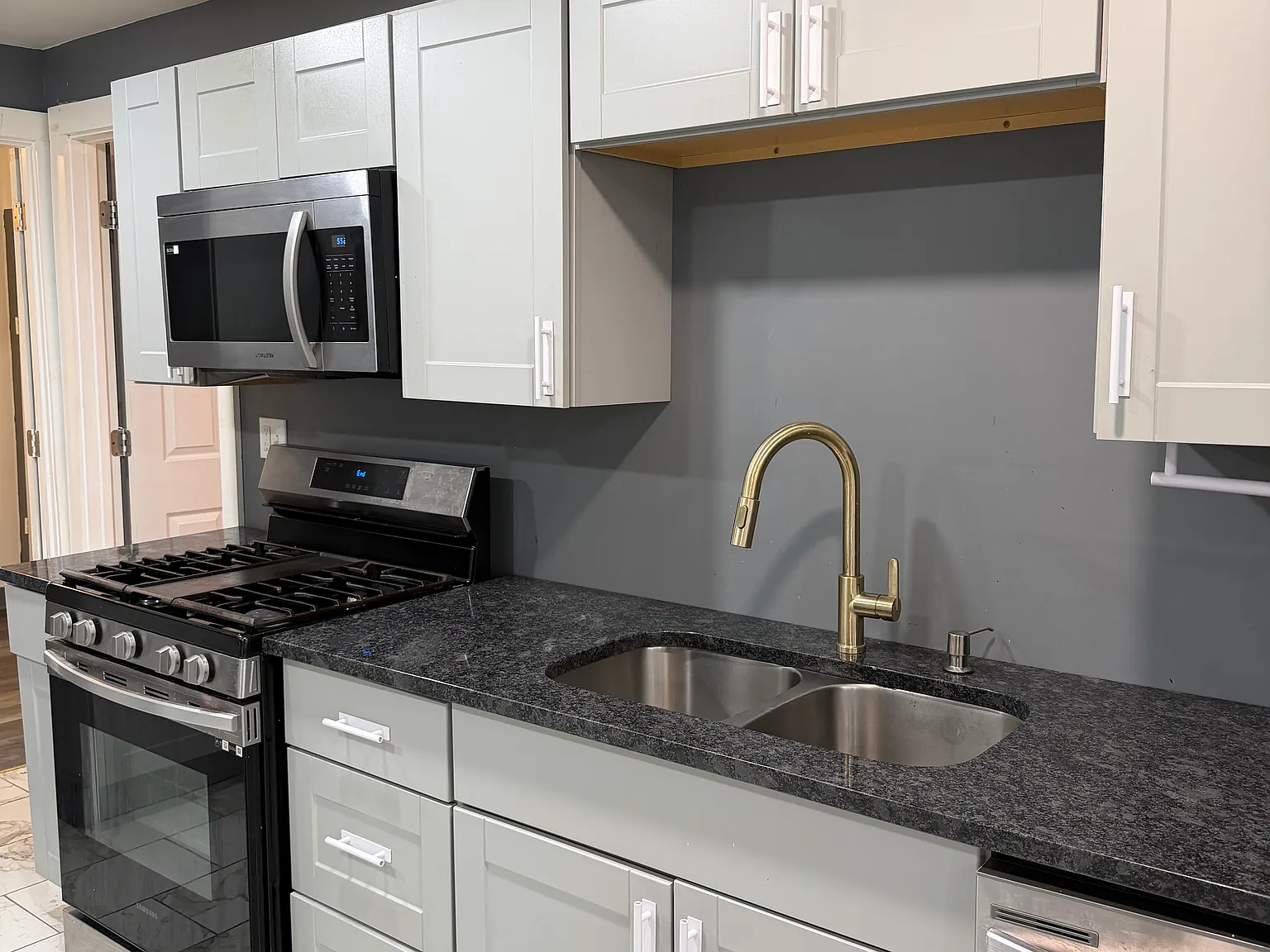4 bed, 1250 sqft, $2,400 — Photo 3