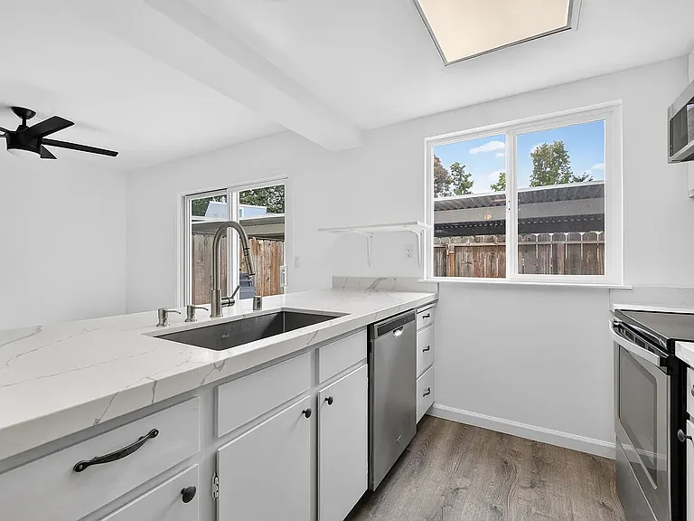 802 Bayside Ct — Photo 1