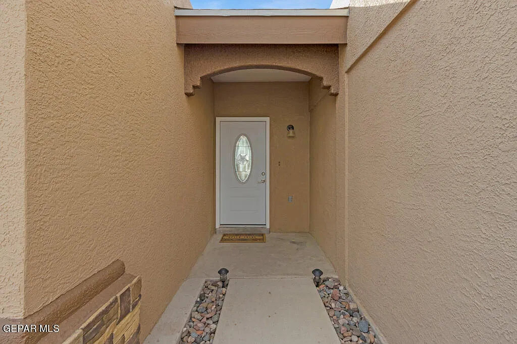 3 bed, 3.0 bath, 925 sqft, $1,595 — Photo 2