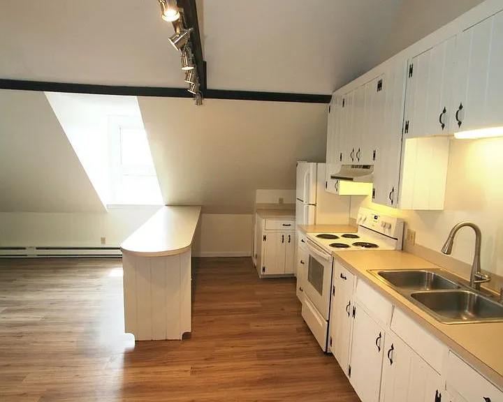 19 FIRST — Photo 10