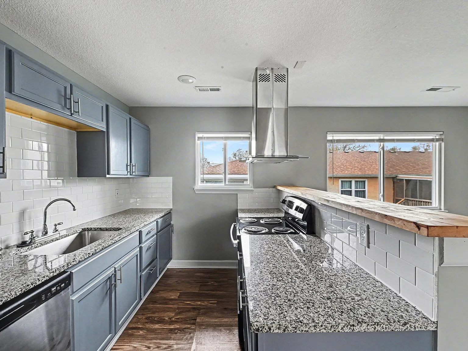 Brentwood Apartments — Photo 1