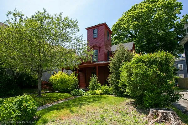 300 Broadway St