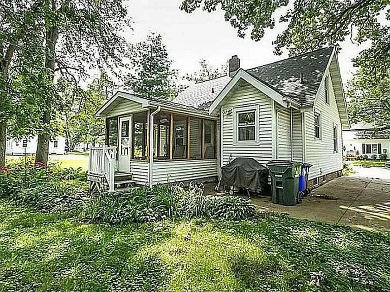 390 30th St SE — Photo 12